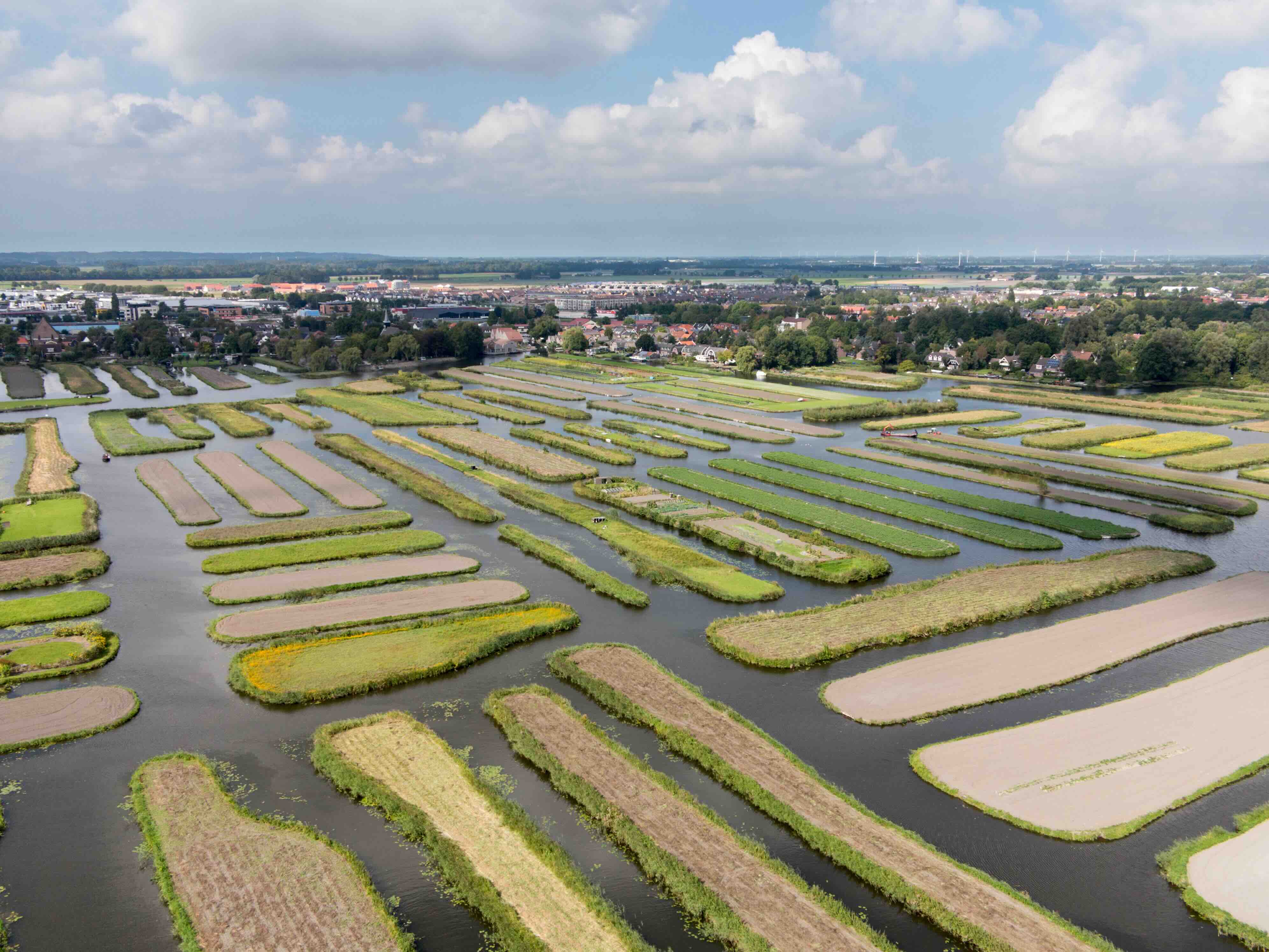 Het duizendeilandenrijk vanuit de lucht met alle daarop alle kleine eilandjes.